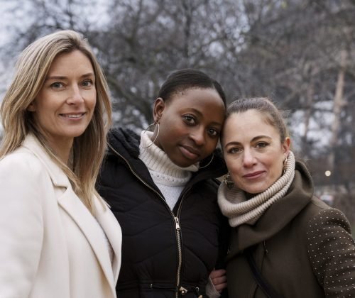 women-traveling-paris
